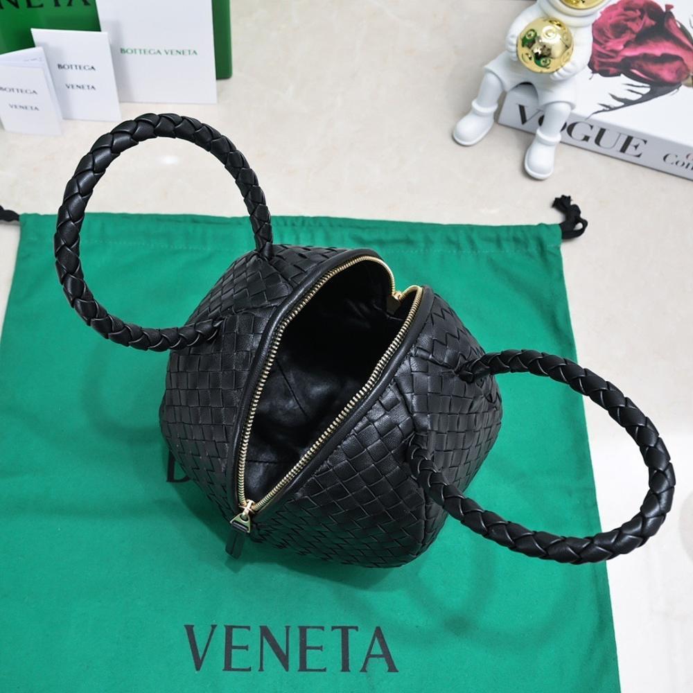 Stylish Refined Lambskin Shoulder Bag 22x22x22cm