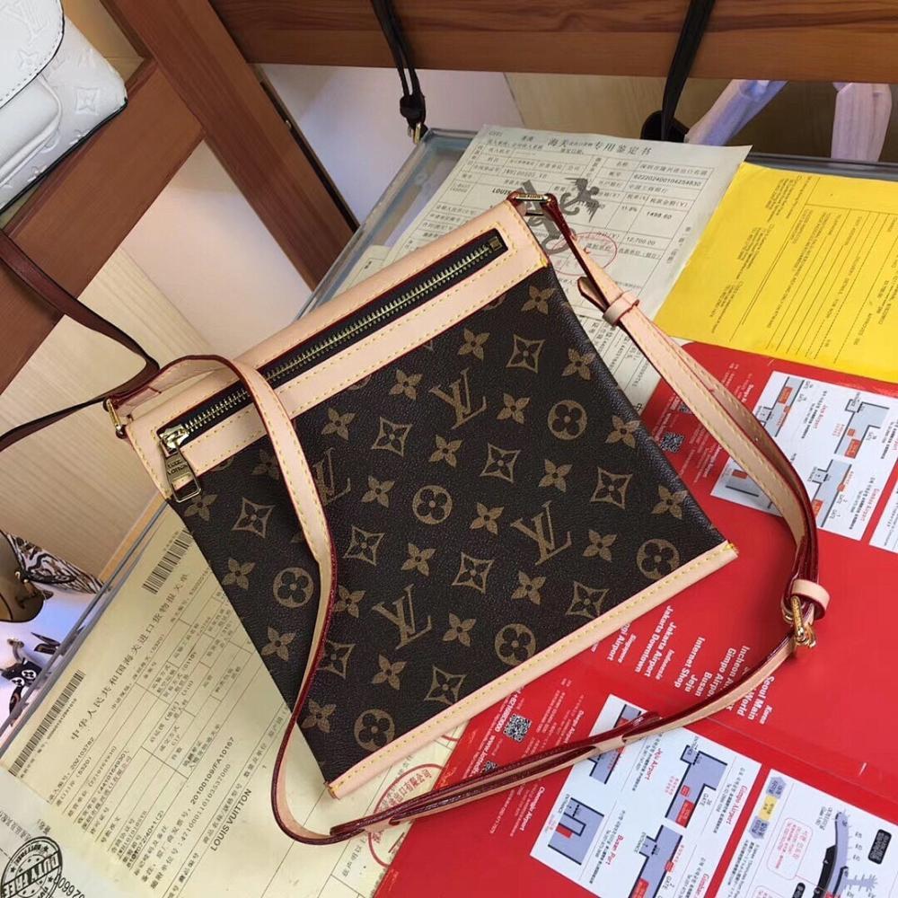 Italian-Inspired Elegant Leather Bag 20x22x4.5cm