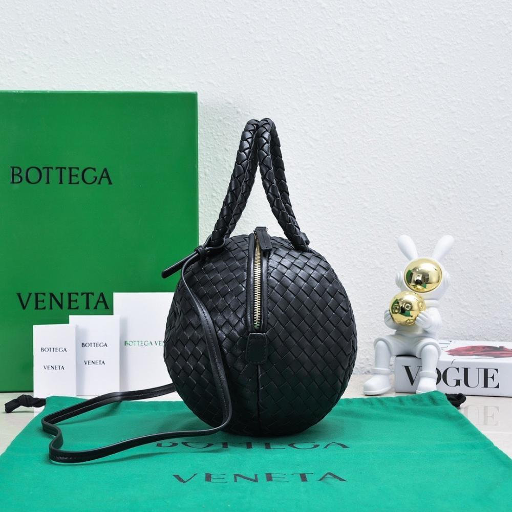 Stylish Refined Lambskin Shoulder Bag 22x22x22cm
