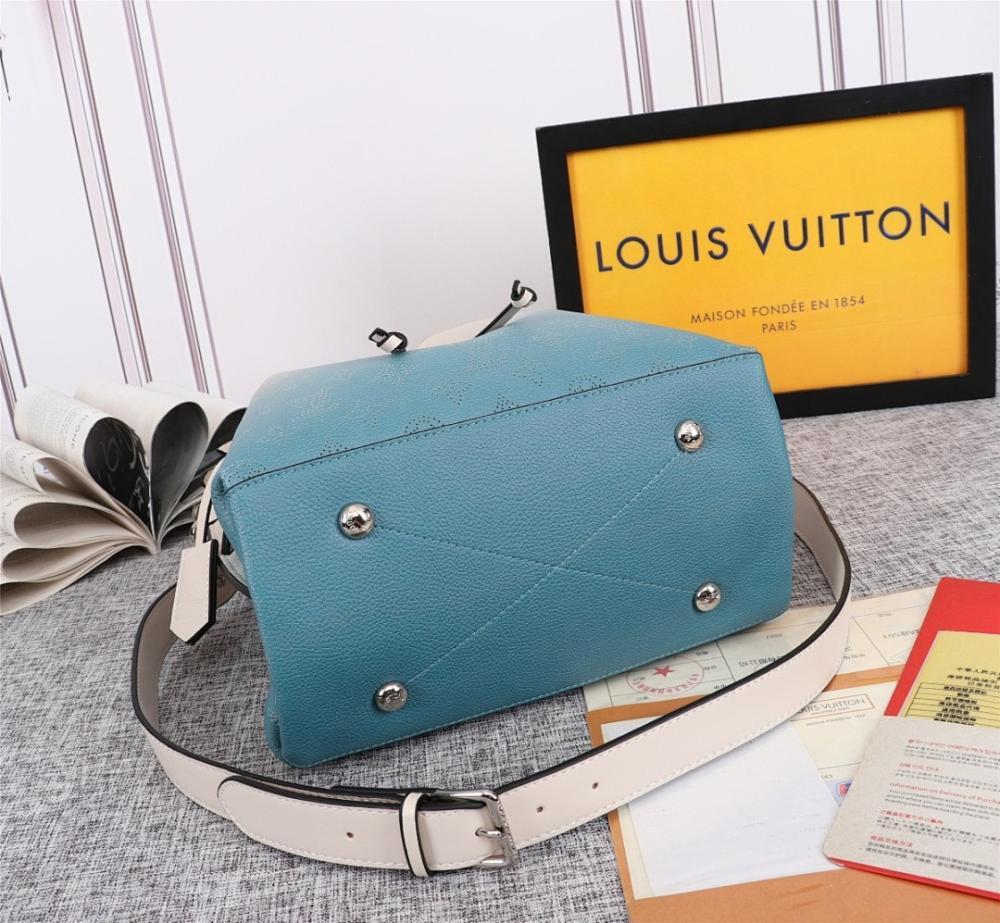 Stylish Woven Calfskin Bucket Bag