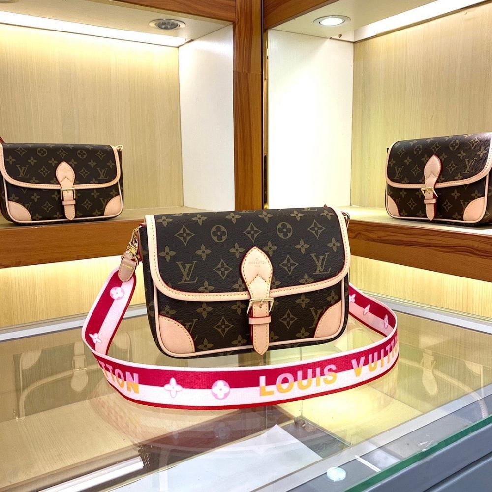 Italian-Inspired Elegant Leather Bag 25x9x15cm