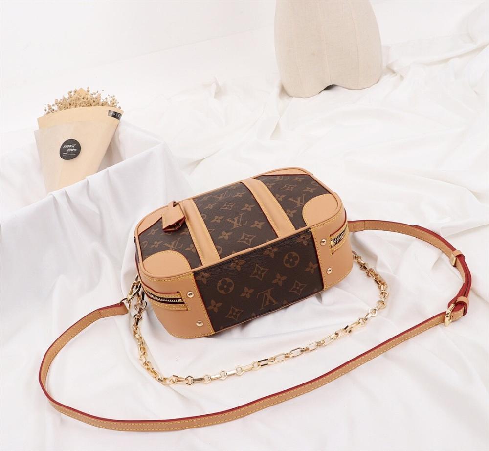 Elegant Monogram Leather Crossbody Bag 25x20x10cm