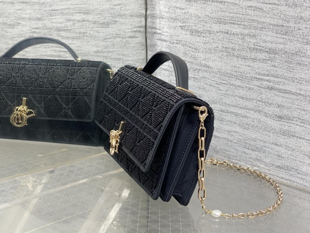 Wallet Style 472739487