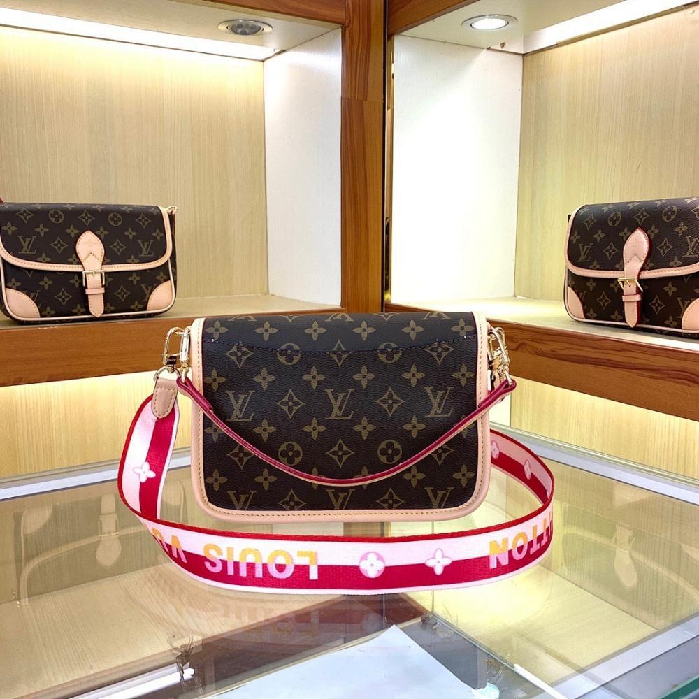 Italian-Inspired Elegant Leather Bag 25x9x15cm