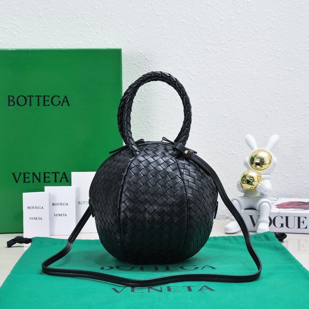 Stylish Refined Lambskin Shoulder Bag 22x22x22cm