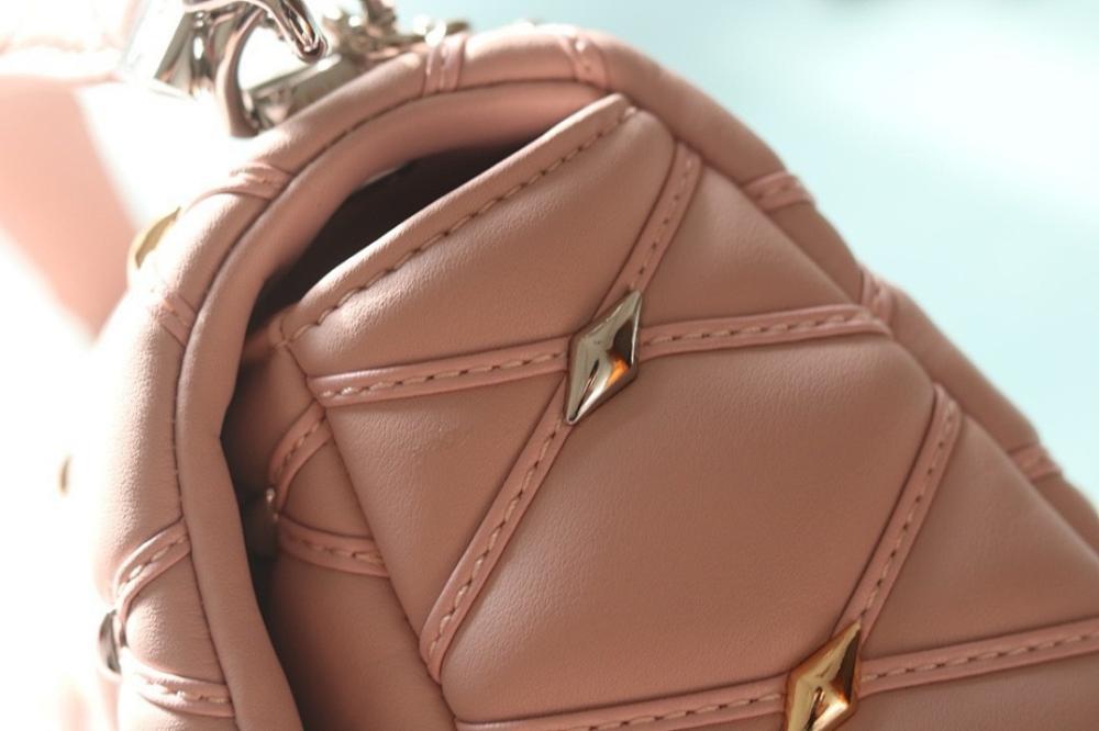 Stylish Quilted Lambskin Shoulder Bag 23x16x10cm