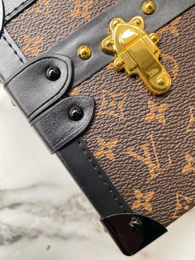 Elegant Refined Leather Shoulder Bag 27x12x6.5cm