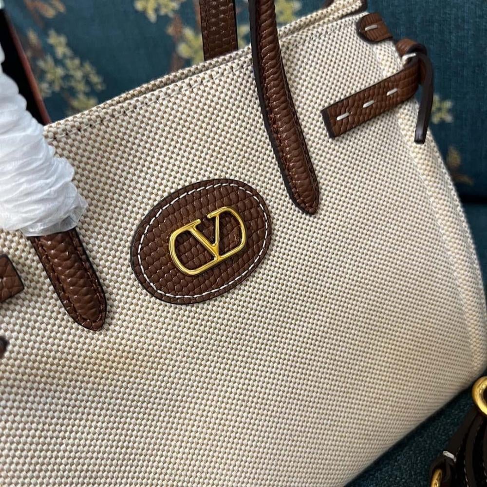VLogo Signature Leather Shoulder Bag Style 1710309564