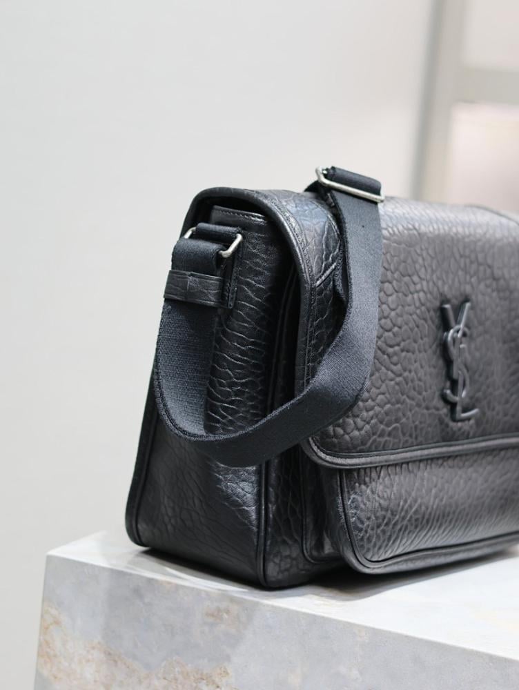Modern Refined Lambskin Shoulder Bag Black