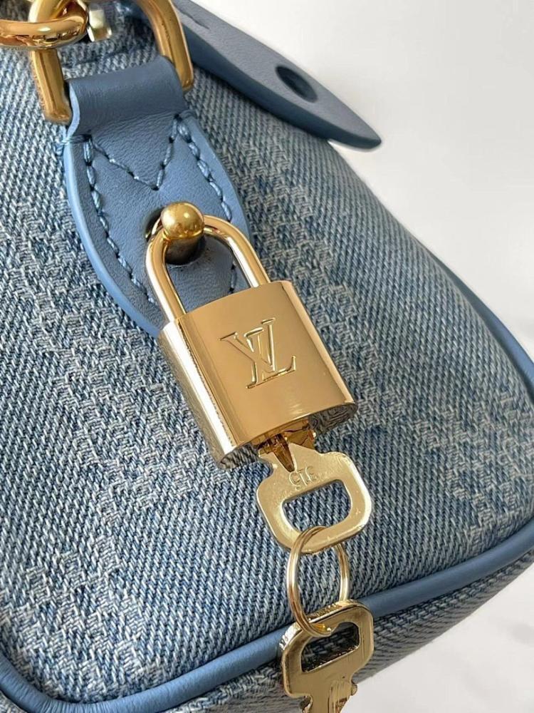 Luxury Refined Crossbody Bag 18x12x10cm