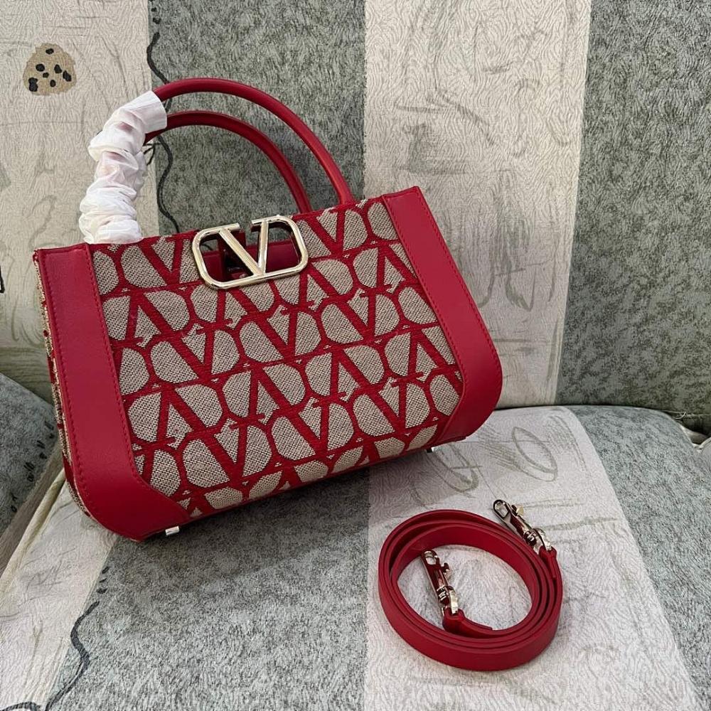 VLogo Signature Leather Shoulder Bag 28x18x11cm