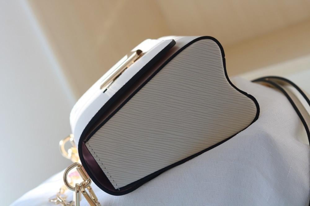 Twist Leather Shoulder Bag 23x17x9.5cm