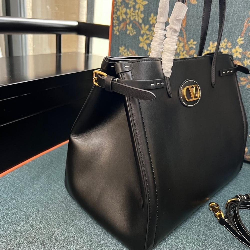 VLogo Signature Leather Shoulder Bag 35x29x18cm Style 1959664182