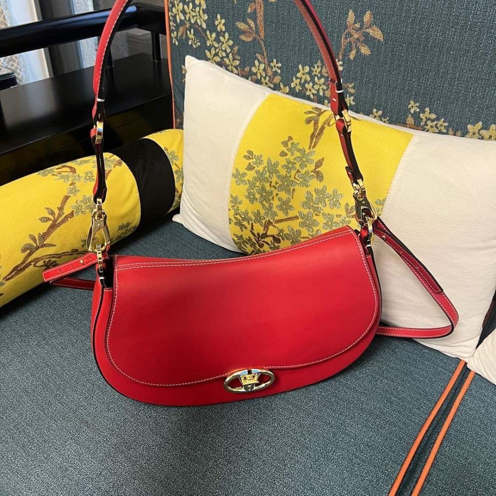 VLogo Signature Calfskin Shoulder Bag 31.5x16x9.5cm