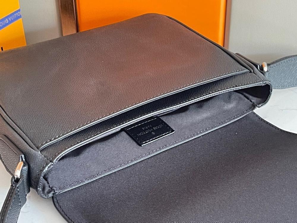 Italian-Inspired Stylish Leather Shoulder Bag 26x20x7cm