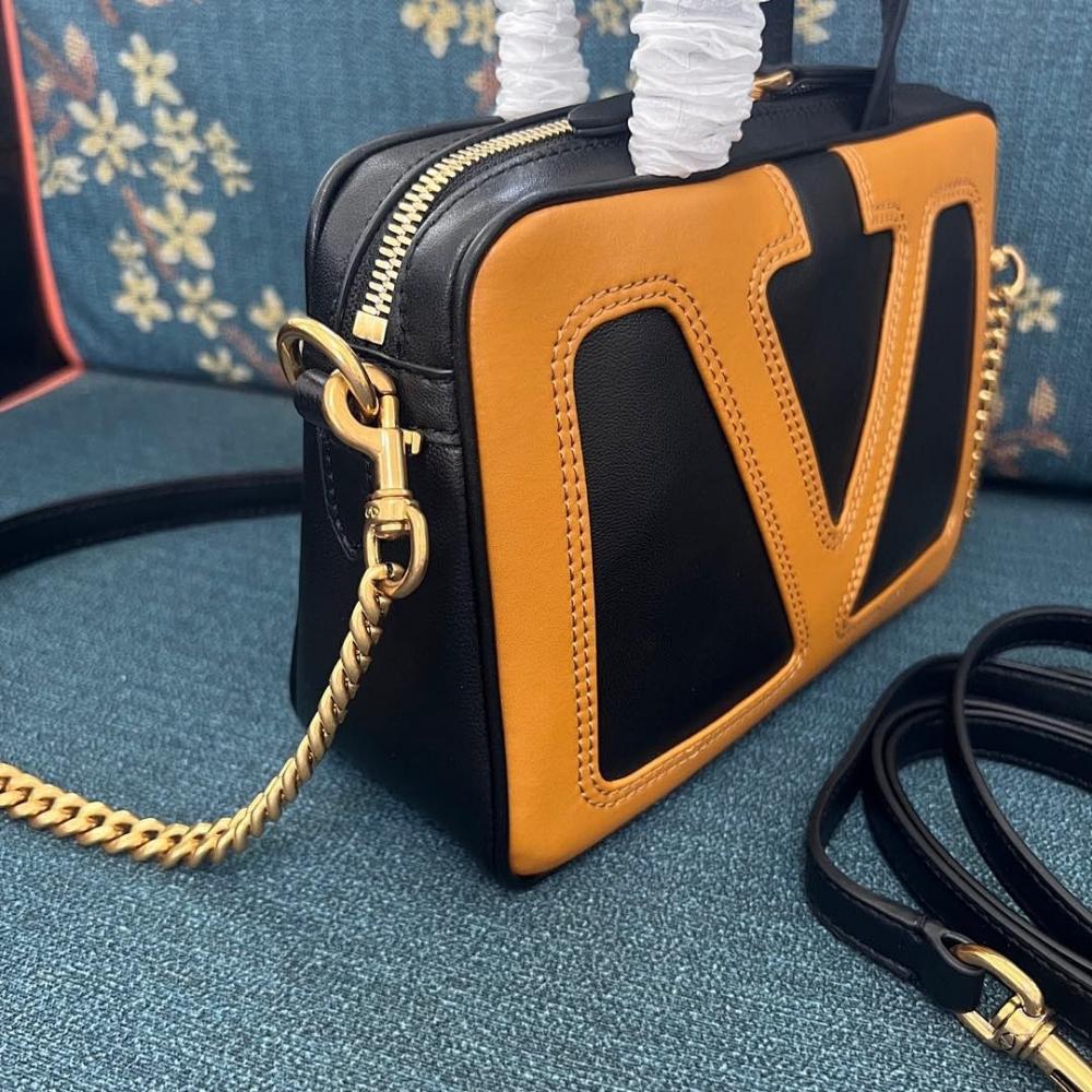 VLogo Signature Leather Shoulder Bag 23x16x8cm