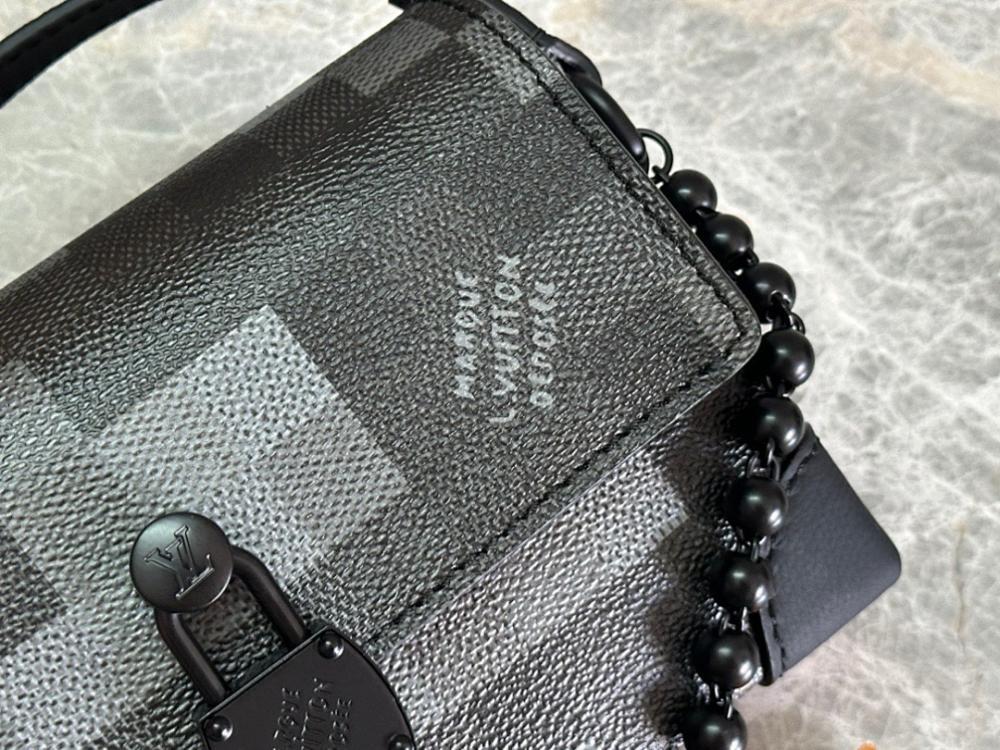 Modern Refined Black Shoulder Bag 18x11x6.5cm