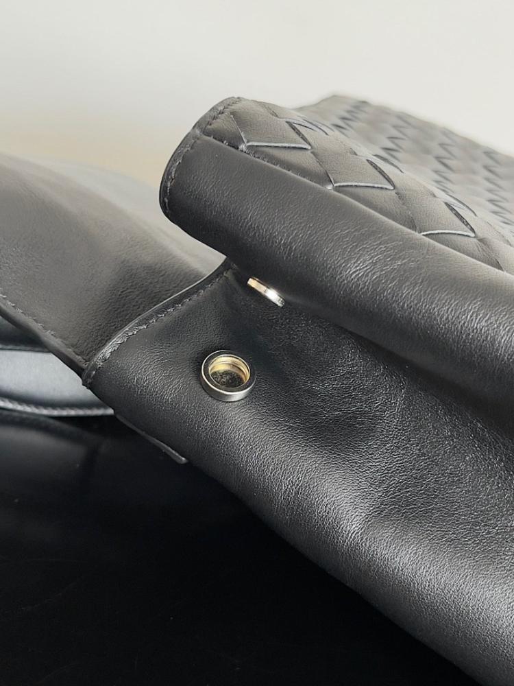 Italian-Inspired Luxury Calfskin Shoulder Bag 31x39x14cm