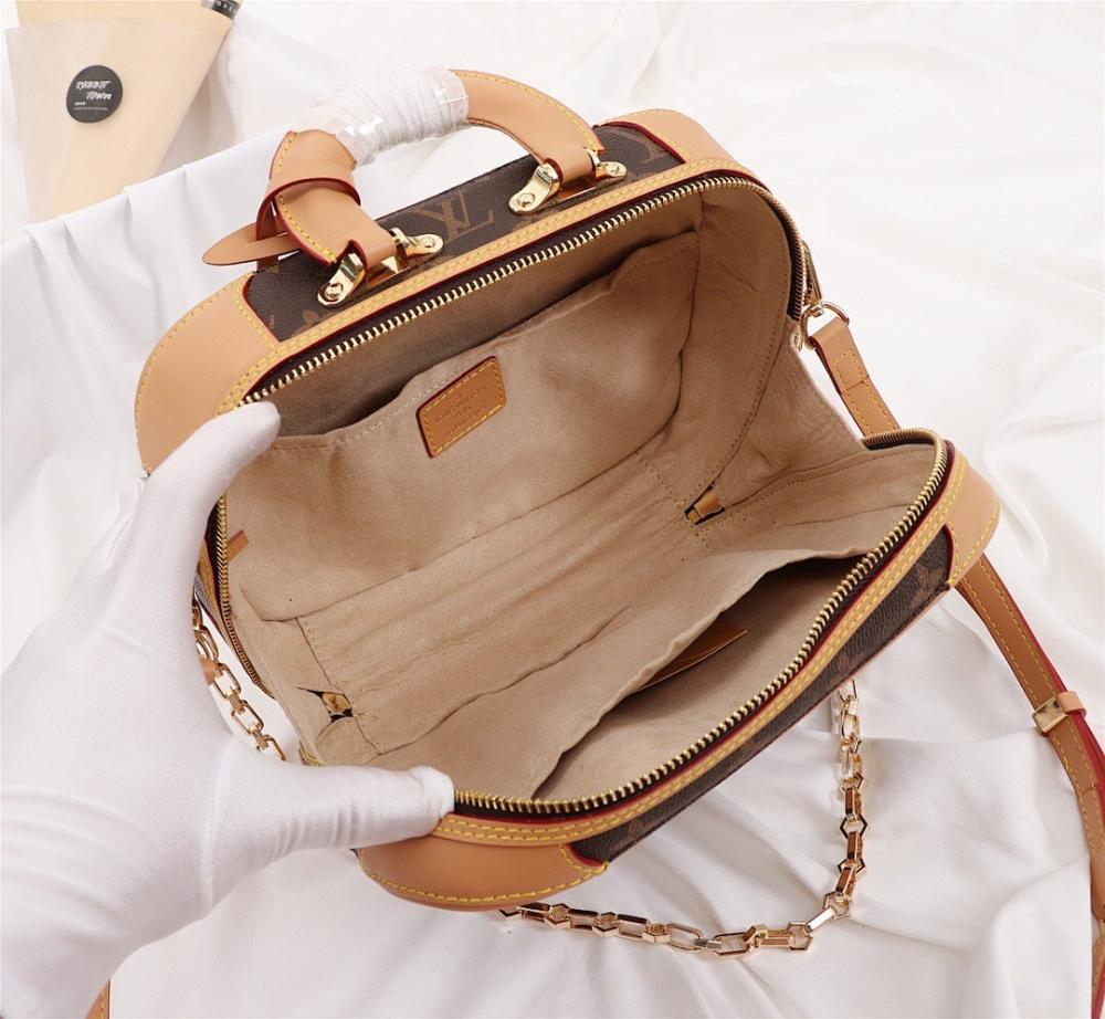 Elegant Monogram Leather Crossbody Bag 25x20x10cm