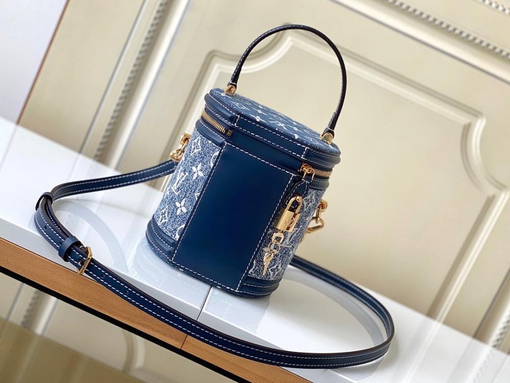Elegant Leather Shoulder Bag 15x17x15cm