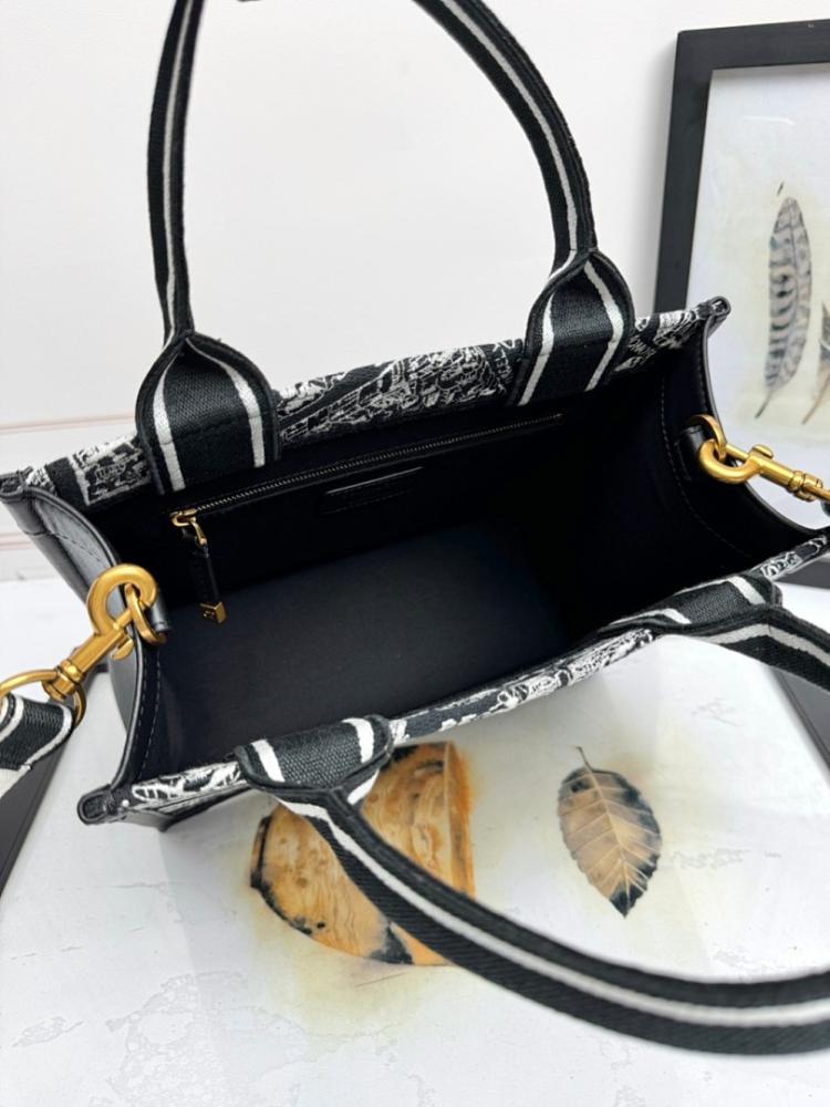 Stylish Premium Embroidered Leather Shoulder Bag 26.5x22x14cm