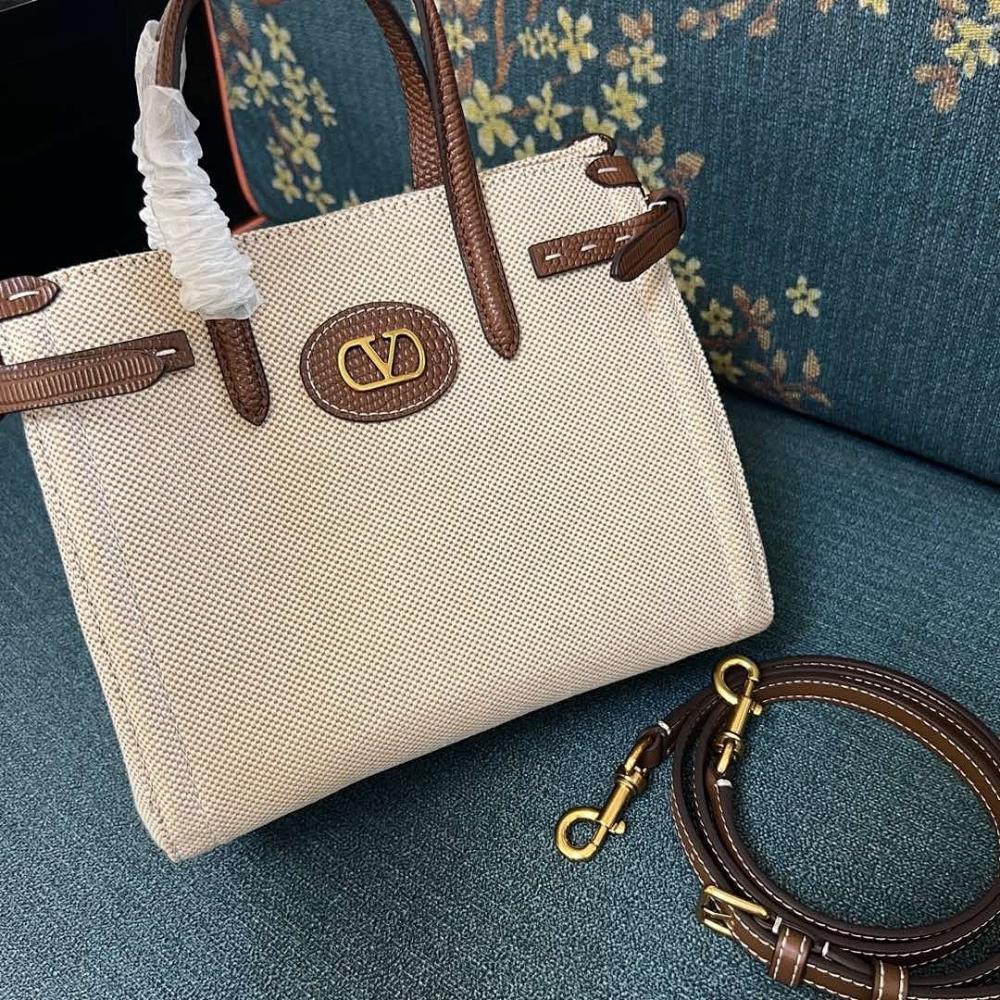 VLogo Signature Leather Shoulder Bag Style 1710309564