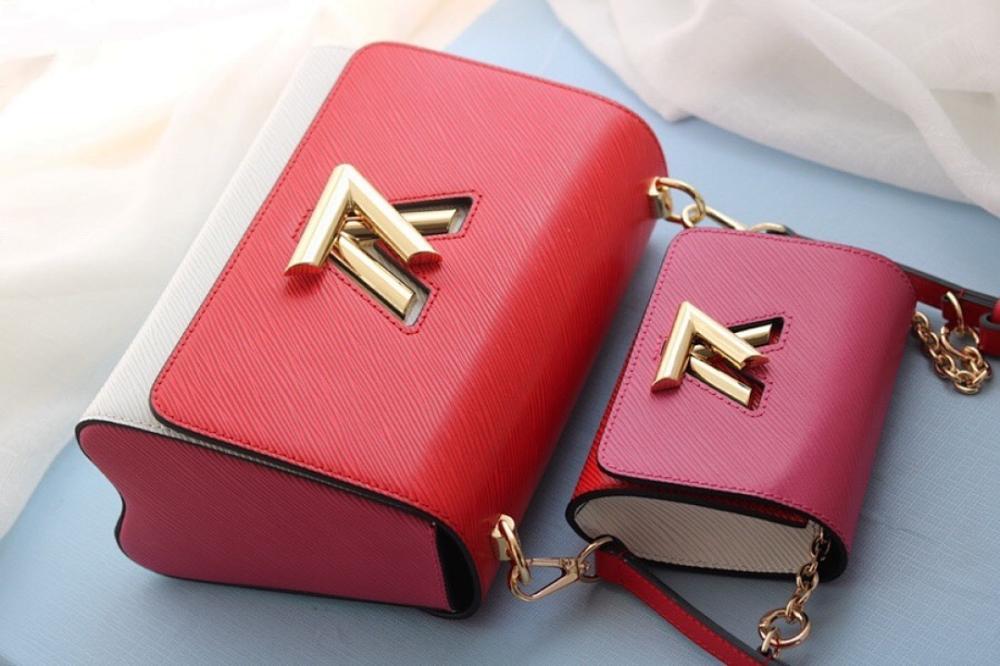 Twist Leather Shoulder Bag 23x18x8cm