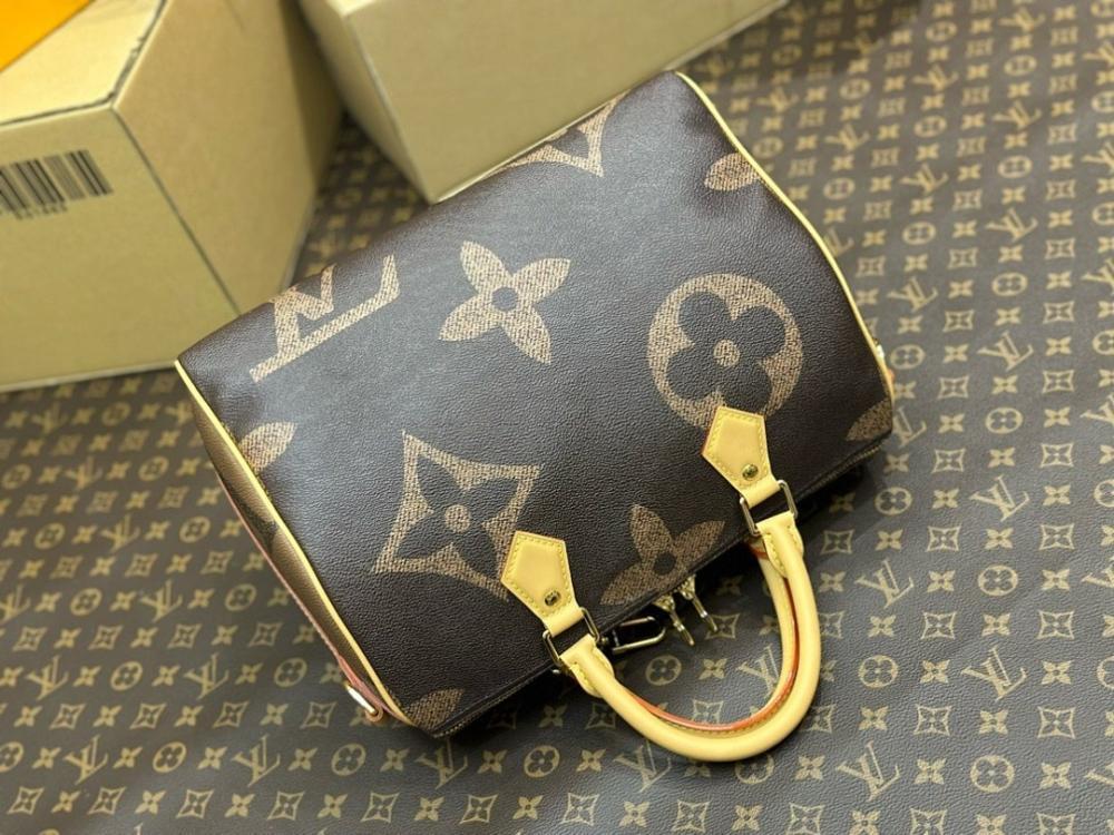 Stylish Refined Gold Monogram Leather Shoulder Bag 30x21x17cm