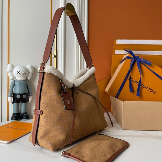 Elegant Monogram Leather Crossbody Bag 29x24x12cm