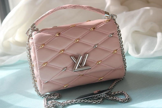 Stylish Quilted Lambskin Shoulder Bag 23x16x10cm