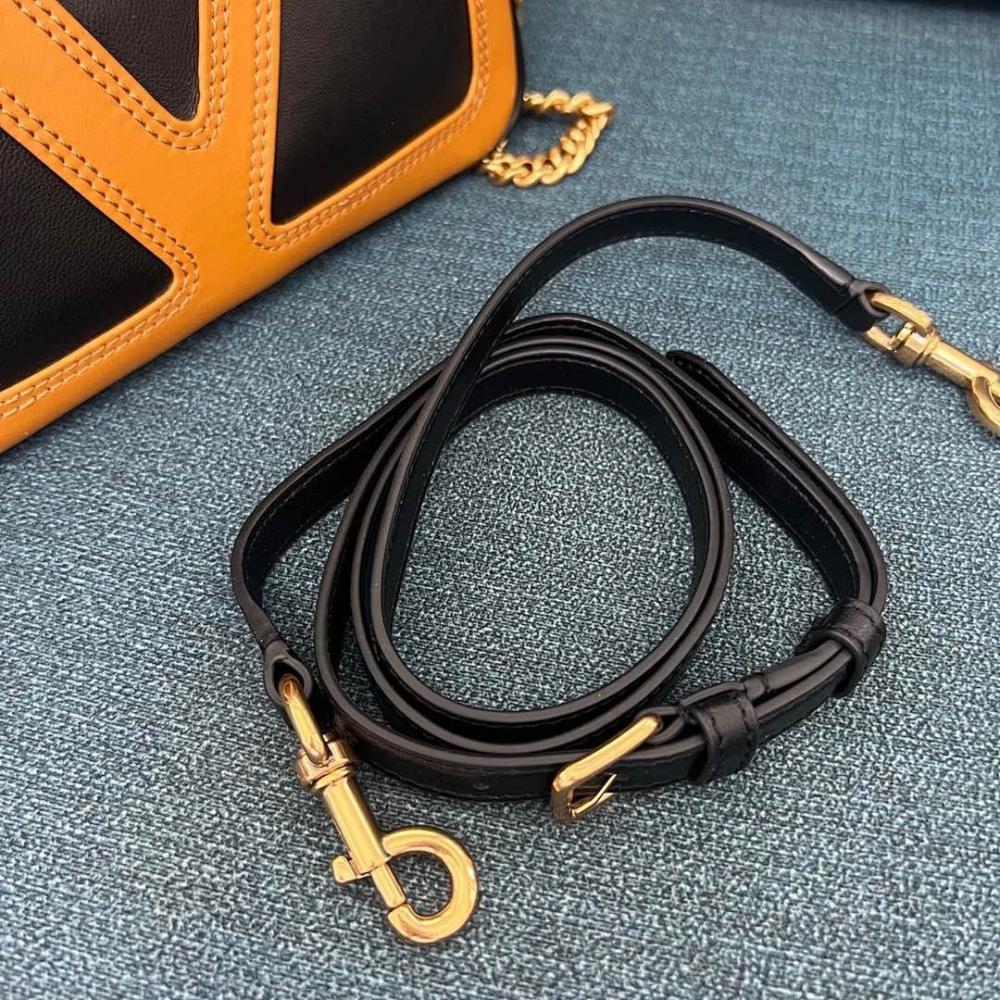 VLogo Signature Leather Shoulder Bag 23x16x8cm