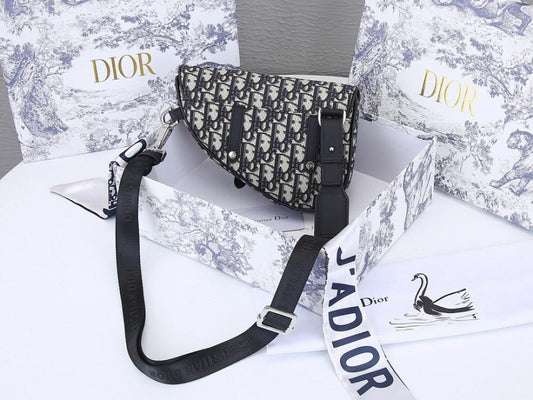 Italian-Inspired Stylish Monogram Calfskin Shoulder Bag 21x16x3cm