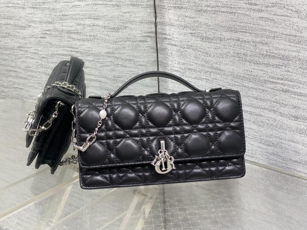 Elegant Leather Top Handle Bag Style 884141605